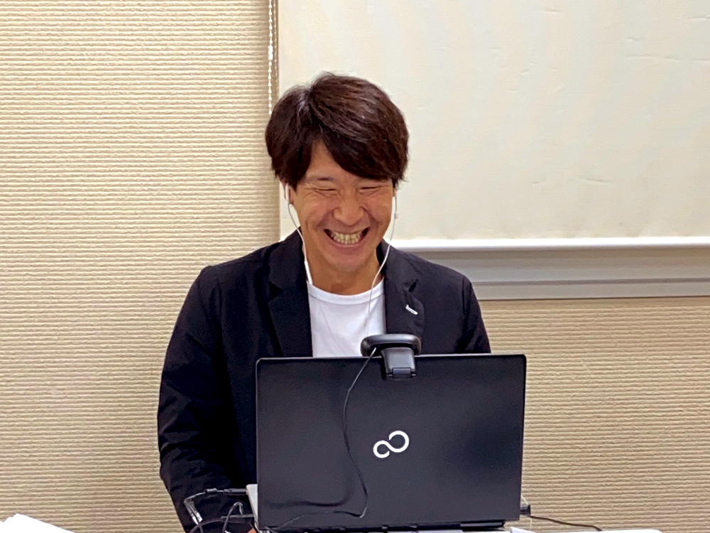 Zoomを使ったオンラインイベントを開催する水内猛さん